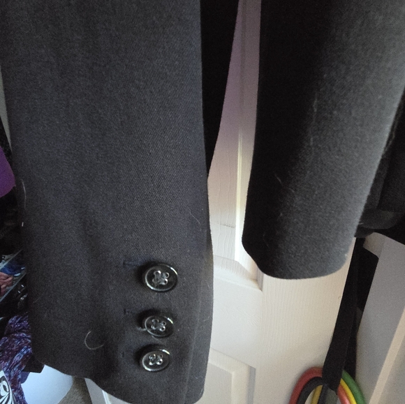 Black stretchy petite jacket. Size 10p - Picture 7 of 7